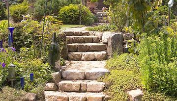 Eine Treppe aus Naturstein | Garten- + Landschaftsbau Heiner Monninkhof Bad Bentheim