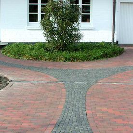 Gepflasterte Hofauffahrt zur Garage